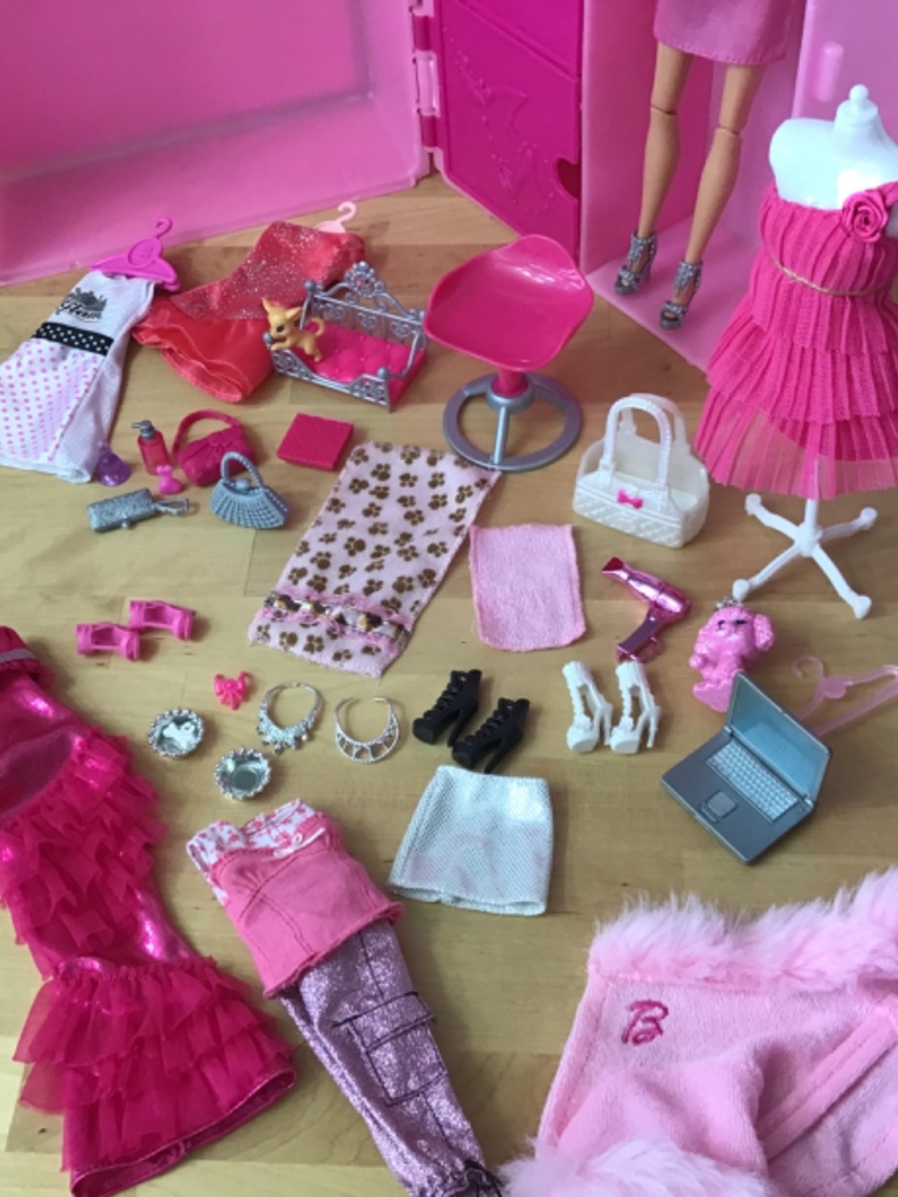 Barbie Doll and Wardrobe - Picture 11 of 16